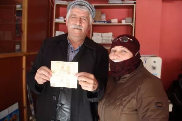 Bankamatikten çektiği hatalı basım 50 lirayı koleksiyoncular için satışa çıkardı Bankamatikten çektiği hatalı basım 50 lirayı koleksiyoncular için satışa çıkardı