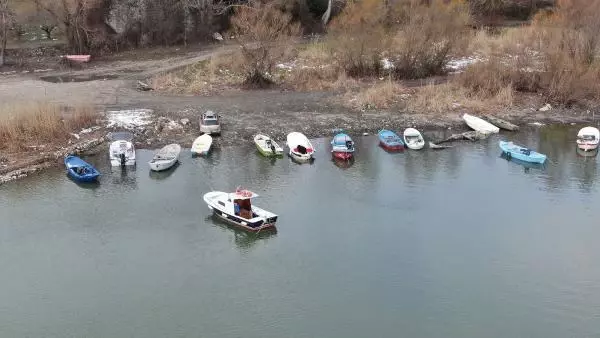 BARAJLARDAKİ SU SEVİYESİ YÜKSELİYOR; TERKOS DA ÇAMURA SAPLANAN SANDALLAR YENİDEN YÜZMEYE BAŞLADI BARAJLARDAKİ SU SEVİYESİ YÜKSELİYOR; TERKOS DA ÇAMURA SAPLANAN SANDALLAR YENİDEN YÜZMEYE BAŞLADI