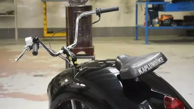 İki arkadaş özgün tasarımla 'Kaplumbike' adını verdikleri motosiklet üretti İki arkadaş özgün tasarımla 'Kaplumbike' adını verdikleri motosiklet üretti