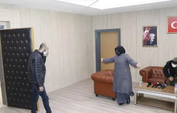 İkna edilerek teslim olan PKK'lı, ailesiyle buluştu İkna edilerek teslim olan PKK'lı, ailesiyle buluştu