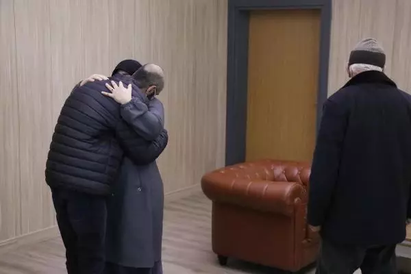 İkna edilerek teslim olan PKK'lı, ailesiyle buluştu İkna edilerek teslim olan PKK'lı, ailesiyle buluştu