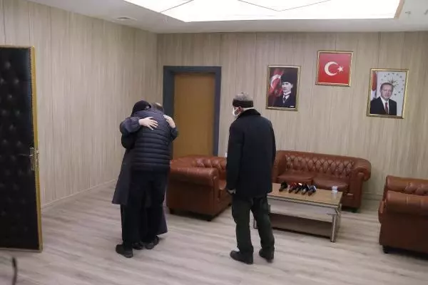 İkna edilerek teslim olan PKK'lı, ailesiyle buluştu İkna edilerek teslim olan PKK'lı, ailesiyle buluştu