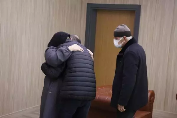 İkna edilerek teslim olan PKK'lı, ailesiyle buluştu İkna edilerek teslim olan PKK'lı, ailesiyle buluştu
