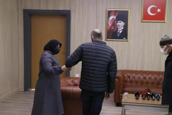 İkna edilerek teslim olan PKK'lı, ailesiyle buluştu İkna edilerek teslim olan PKK'lı, ailesiyle buluştu