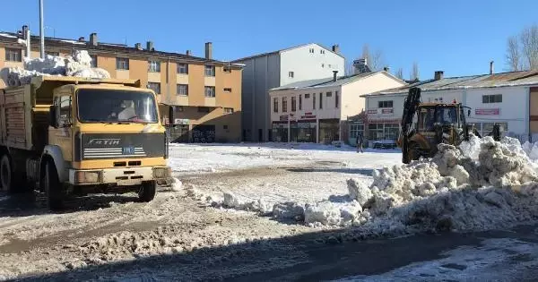 İlçe merkezindeki 250 ton kar, kamyonlarla taşındı İlçe merkezindeki 250 ton kar, kamyonlarla taşındı