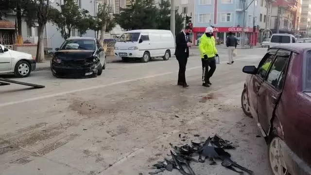 İnegöl'de zincirleme trafik kazasında 1 kişi yaralandı İnegöl'de zincirleme trafik kazasında 1 kişi yaralandı