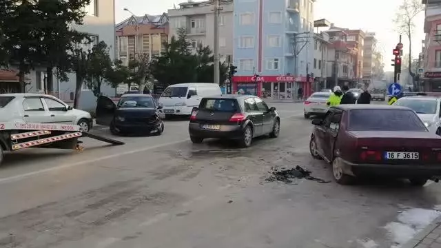 İnegöl'de zincirleme trafik kazasında 1 kişi yaralandı İnegöl'de zincirleme trafik kazasında 1 kişi yaralandı