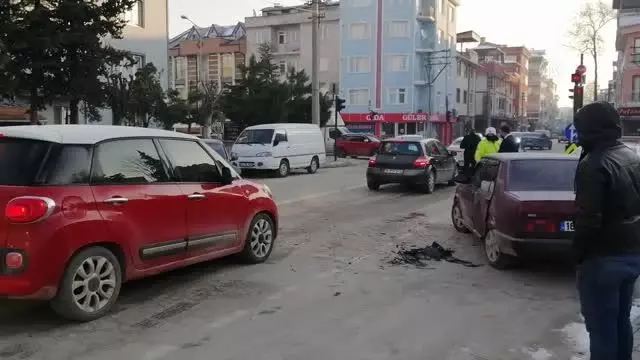 İnegöl'de zincirleme trafik kazasında 1 kişi yaralandı İnegöl'de zincirleme trafik kazasında 1 kişi yaralandı