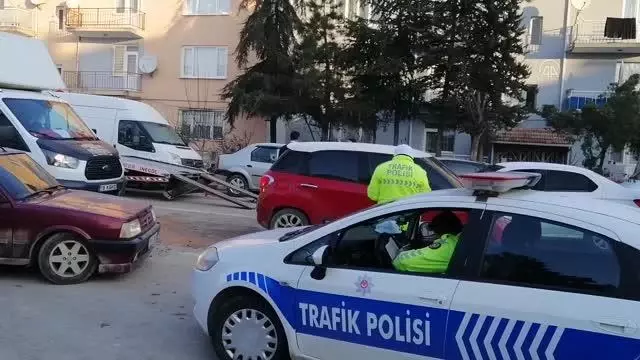 İnegöl'de zincirleme trafik kazasında 1 kişi yaralandı İnegöl'de zincirleme trafik kazasında 1 kişi yaralandı