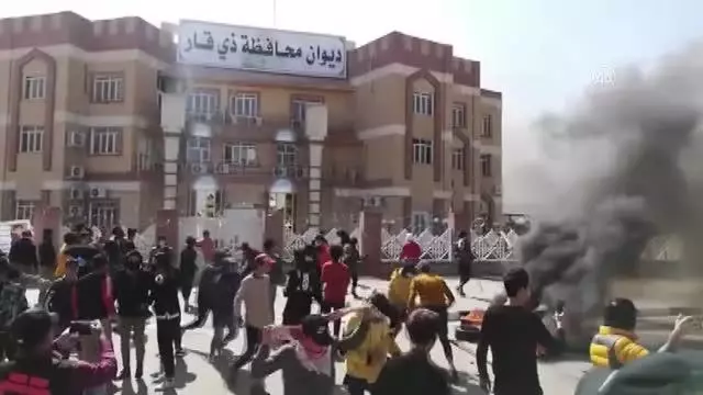 Irak'ın Zikar ilinde göstericiler, valilik binasını taşladı ve yolu trafiğe kapattı Irak'ın Zikar ilinde göstericiler, valilik binasını taşladı ve yolu trafiğe kapattı