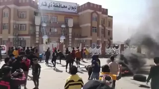 Irak'ın Zikar ilinde göstericiler, valilik binasını taşladı ve yolu trafiğe kapattı Irak'ın Zikar ilinde göstericiler, valilik binasını taşladı ve yolu trafiğe kapattı