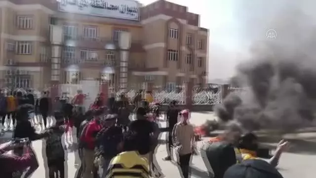 Irak'ın Zikar ilinde göstericiler, valilik binasını taşladı ve yolu trafiğe kapattı Irak'ın Zikar ilinde göstericiler, valilik binasını taşladı ve yolu trafiğe kapattı