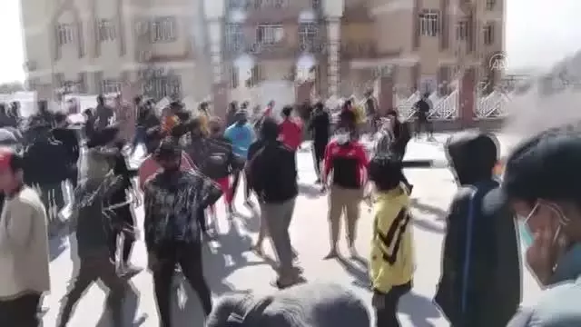 Irak'ın Zikar ilinde göstericiler, valilik binasını taşladı ve yolu trafiğe kapattı Irak'ın Zikar ilinde göstericiler, valilik binasını taşladı ve yolu trafiğe kapattı