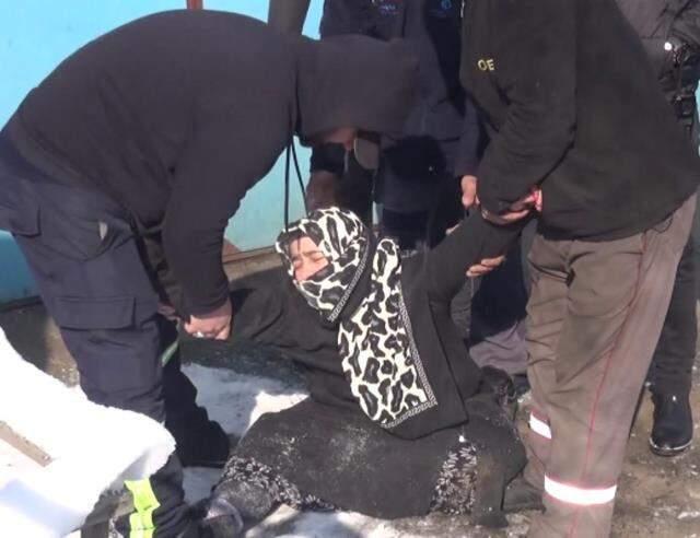 İş yerinde intihar etti, ailesi sinir krizi geçirdi İş yerinde intihar etti, ailesi sinir krizi geçirdi