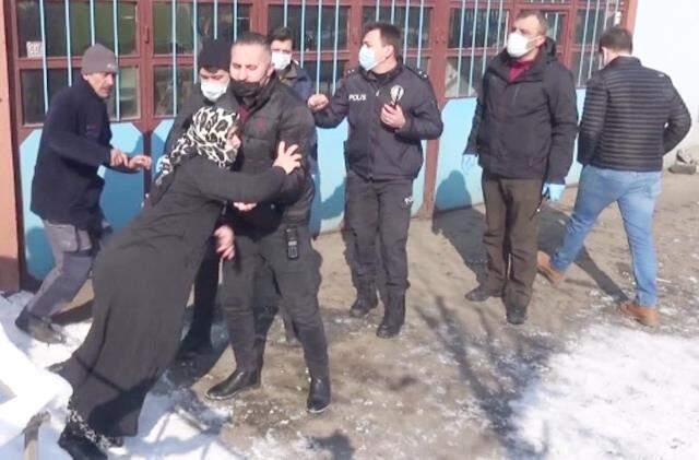İş yerinde intihar etti, ailesi sinir krizi geçirdi İş yerinde intihar etti, ailesi sinir krizi geçirdi