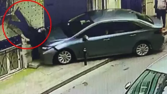 Direksiyon hakimiyetini kaybeden kadının, bastonlu yaşlı adama çarptığı anlar kamerada Direksiyon hakimiyetini kaybeden kadının, bastonlu yaşlı adama çarptığı anlar kamerada