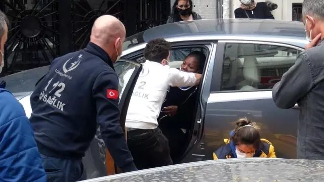 İstanbul'un göbeğinde dehşet anları: Bastonlu yaşlı adam takla attı İstanbul'un göbeğinde dehşet anları: Bastonlu yaşlı adam takla attı