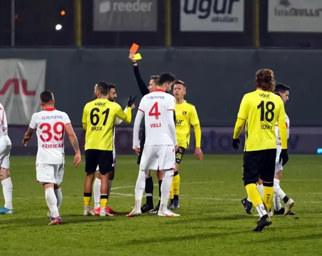 İstanbulspor, Samsunspor maçında hakem yanlış oyuncuya kart gösterince tekrar için TFF'ye başvurdu İstanbulspor, Samsunspor maçında hakem yanlış oyuncuya kart gösterince tekrar için TFF'ye başvurdu
