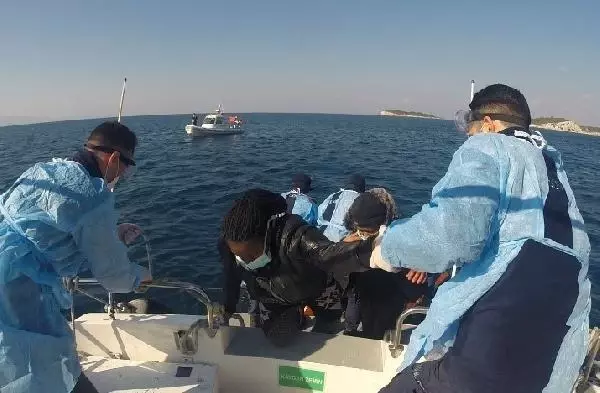 İzmir'de Türk kara sularına geri itilen 53 göçmen kurtarıldı İzmir'de Türk kara sularına geri itilen 53 göçmen kurtarıldı