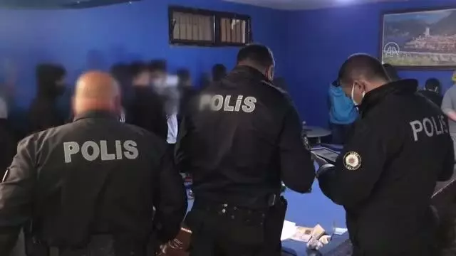 Kafede Kovid-19 tedbirlerini ihlal eden 20 kişiye para cezası uygulandı Kafede Kovid-19 tedbirlerini ihlal eden 20 kişiye para cezası uygulandı