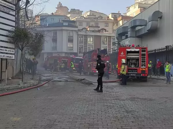 Son dakika haberleri! Kağıthane'de inşaat şantiyesi'nde yangın; alevler binanın ön cephesini sardı Son dakika haberleri! Kağıthane'de inşaat şantiyesi'nde yangın; alevler binanın ön cephesini sardı