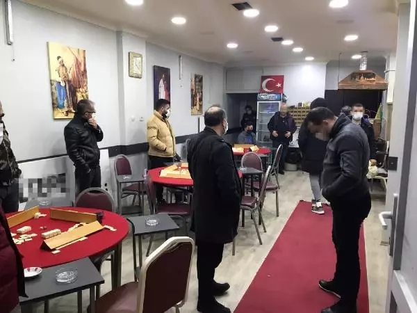 Dışı manav içi kahvehane : 36 kişiye ceza kesildi Dışı manav içi kahvehane : 36 kişiye ceza kesildi