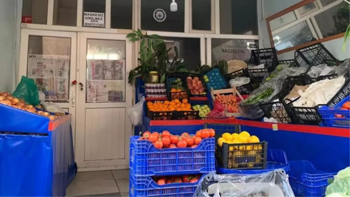 Kağıthane'de manav görünümlü kıraathaneye polis baskını! 36 kişiye 125 bin lira ceza kesildi