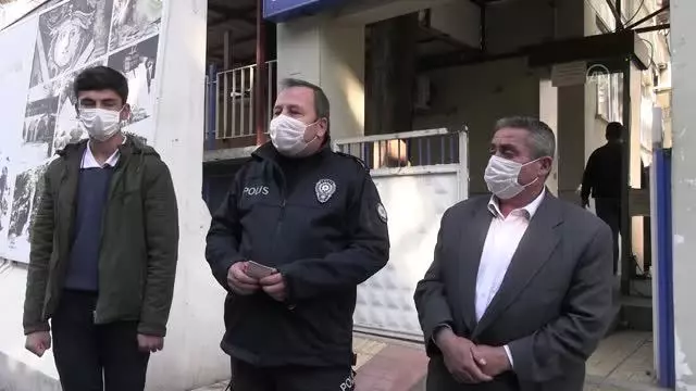 KAHRAMANMARAŞ - 16 yaşındaki gencin yolda bulduğu 20 bin lira sahibine teslim edildi KAHRAMANMARAŞ - 16 yaşındaki gencin yolda bulduğu 20 bin lira sahibine teslim edildi
