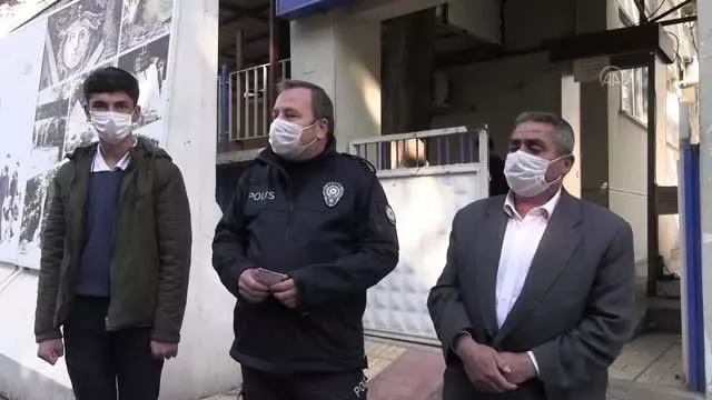 KAHRAMANMARAŞ - 16 yaşındaki gencin yolda bulduğu 20 bin lira sahibine teslim edildi KAHRAMANMARAŞ - 16 yaşındaki gencin yolda bulduğu 20 bin lira sahibine teslim edildi