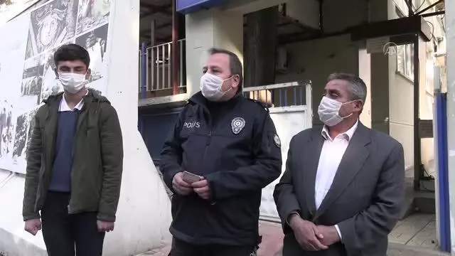 KAHRAMANMARAŞ - 16 yaşındaki gencin yolda bulduğu 20 bin lira sahibine teslim edildi KAHRAMANMARAŞ - 16 yaşındaki gencin yolda bulduğu 20 bin lira sahibine teslim edildi