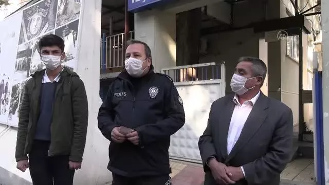KAHRAMANMARAŞ - 16 yaşındaki gencin yolda bulduğu 20 bin lira sahibine teslim edildi KAHRAMANMARAŞ - 16 yaşındaki gencin yolda bulduğu 20 bin lira sahibine teslim edildi