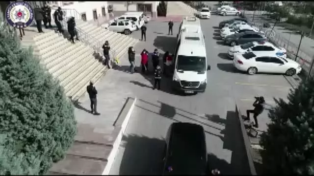 Karabük merkezli 8 ilde gerçekleştirilen suç örgütü operasyonunda 29 şüpheli yakalandı Karabük merkezli 8 ilde gerçekleştirilen suç örgütü operasyonunda 29 şüpheli yakalandı