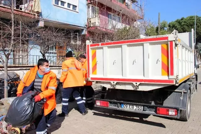 Aydın'da pisliğin kol gezdiği evden, 5 senelik 2 kamyon çöp çıkarıldı Aydın'da pisliğin kol gezdiği evden, 5 senelik 2 kamyon çöp çıkarıldı