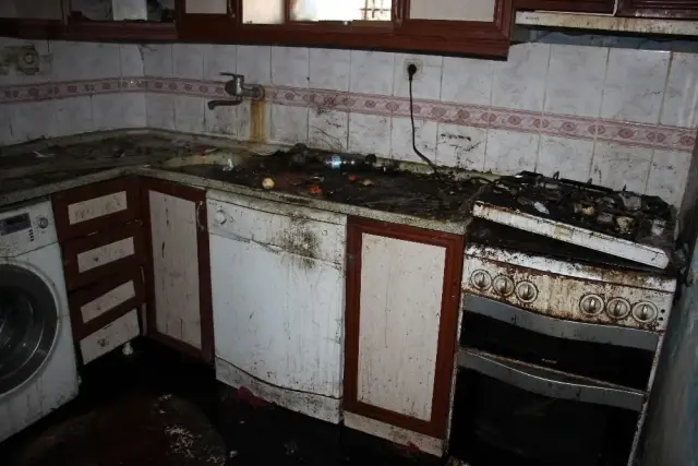 Aydın'da pisliğin kol gezdiği evden, 5 senelik 2 kamyon çöp çıkarıldı Aydın'da pisliğin kol gezdiği evden, 5 senelik 2 kamyon çöp çıkarıldı