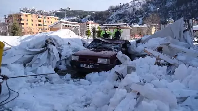 KASTAMONU - Kardan etkilenmesin diye kapalı alana çekilen otomobilin üzerine çatı çöktü KASTAMONU - Kardan etkilenmesin diye kapalı alana çekilen otomobilin üzerine çatı çöktü