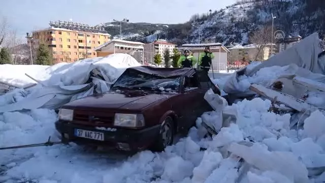KASTAMONU - Kardan etkilenmesin diye kapalı alana çekilen otomobilin üzerine çatı çöktü KASTAMONU - Kardan etkilenmesin diye kapalı alana çekilen otomobilin üzerine çatı çöktü