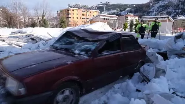 KASTAMONU - Kardan etkilenmesin diye kapalı alana çekilen otomobilin üzerine çatı çöktü KASTAMONU - Kardan etkilenmesin diye kapalı alana çekilen otomobilin üzerine çatı çöktü