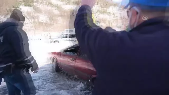 KASTAMONU - Kardan etkilenmesin diye kapalı alana çekilen otomobilin üzerine çatı çöktü KASTAMONU - Kardan etkilenmesin diye kapalı alana çekilen otomobilin üzerine çatı çöktü