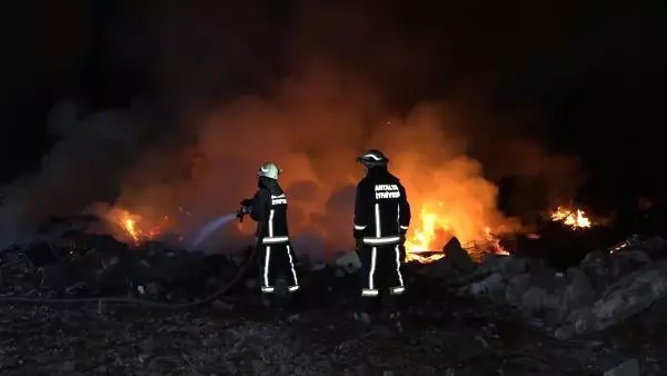 Katı atık yangınında duman gökyüzünü kapladı Katı atık yangınında duman gökyüzünü kapladı