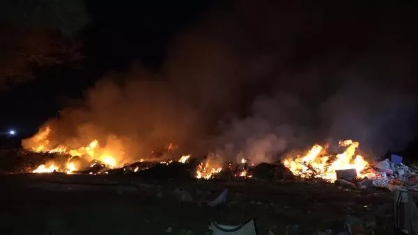 Katı atık yangınında duman gökyüzünü kapladı Katı atık yangınında duman gökyüzünü kapladı