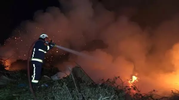 Katı atık yangınında duman gökyüzünü kapladı Katı atık yangınında duman gökyüzünü kapladı