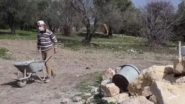 Kaya parçaları Suriyeli Abdülvahit ustanın elinde tepsiye dönüşüyor Kaya parçaları Suriyeli Abdülvahit ustanın elinde tepsiye dönüşüyor