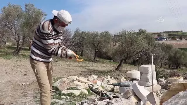 Kaya parçaları Suriyeli Abdülvahit ustanın elinde tepsiye dönüşüyor Kaya parçaları Suriyeli Abdülvahit ustanın elinde tepsiye dönüşüyor