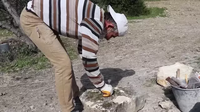 Kaya parçaları Suriyeli Abdülvahit ustanın elinde tepsiye dönüşüyor Kaya parçaları Suriyeli Abdülvahit ustanın elinde tepsiye dönüşüyor