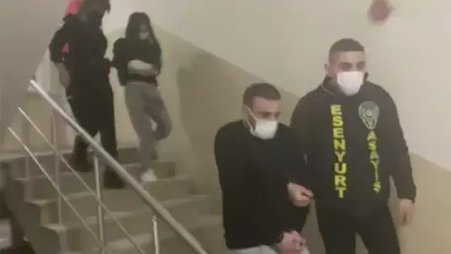 Kendisine borcu olan genç kıza, sevgilisini kullanarak tuzak kurduktan sonra vurup arabadan aşağıya attı Kendisine borcu olan genç kıza, sevgilisini kullanarak tuzak kurduktan sonra vurup arabadan aşağıya attı
