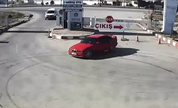 Kısıtlamayı ihlal edip, drift yapan sürücüye 7 bin lira ceza Kısıtlamayı ihlal edip, drift yapan sürücüye 7 bin lira ceza