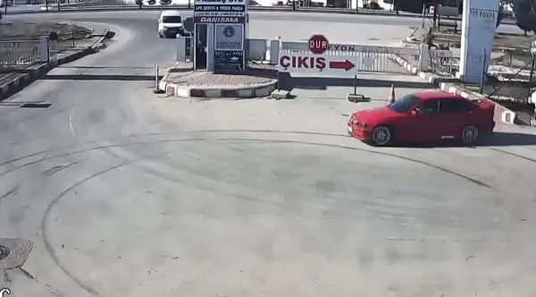 Kısıtlamayı ihlal edip, drift yapan sürücüye 7 bin lira ceza Kısıtlamayı ihlal edip, drift yapan sürücüye 7 bin lira ceza
