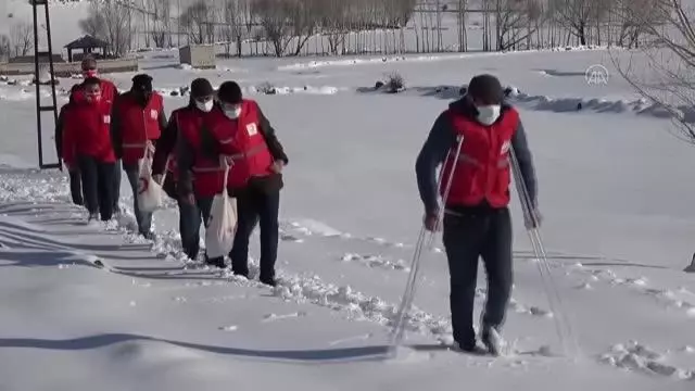 Kızılay gönüllüleri karlı yolları aşarak ihtiyaç sahiplerine yardım ulaştırıyor Kızılay gönüllüleri karlı yolları aşarak ihtiyaç sahiplerine yardım ulaştırıyor