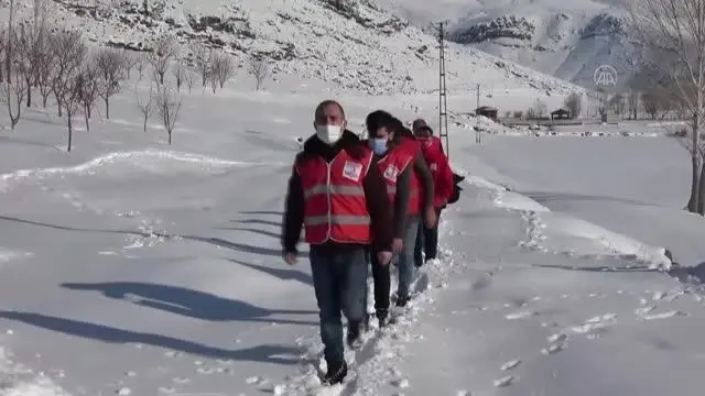 Kızılay gönüllüleri karlı yolları aşarak ihtiyaç sahiplerine yardım ulaştırıyor Kızılay gönüllüleri karlı yolları aşarak ihtiyaç sahiplerine yardım ulaştırıyor