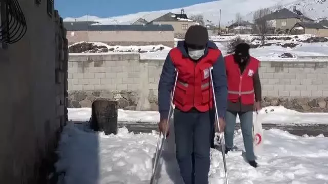 Kızılay gönüllüleri karlı yolları aşarak ihtiyaç sahiplerine yardım ulaştırıyor Kızılay gönüllüleri karlı yolları aşarak ihtiyaç sahiplerine yardım ulaştırıyor